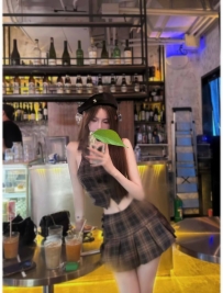 調酒師 大長腿 高顏值 也很會調情哦