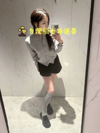 新人第一天抱班哦..  氣質正妹服飾店員