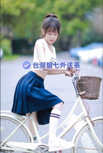 美模可人露溝又舔舌分明讓人硬