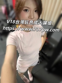 健美身材的小隻女友