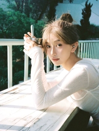 很有氛圍感的一套寫真美女圖